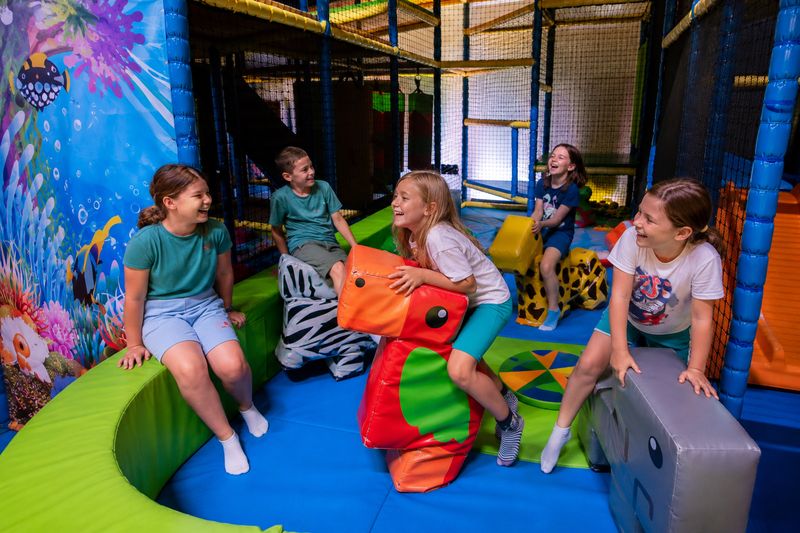 Enfants dans l'aire de jeux animaux chez You Kids Thiverval Liberty