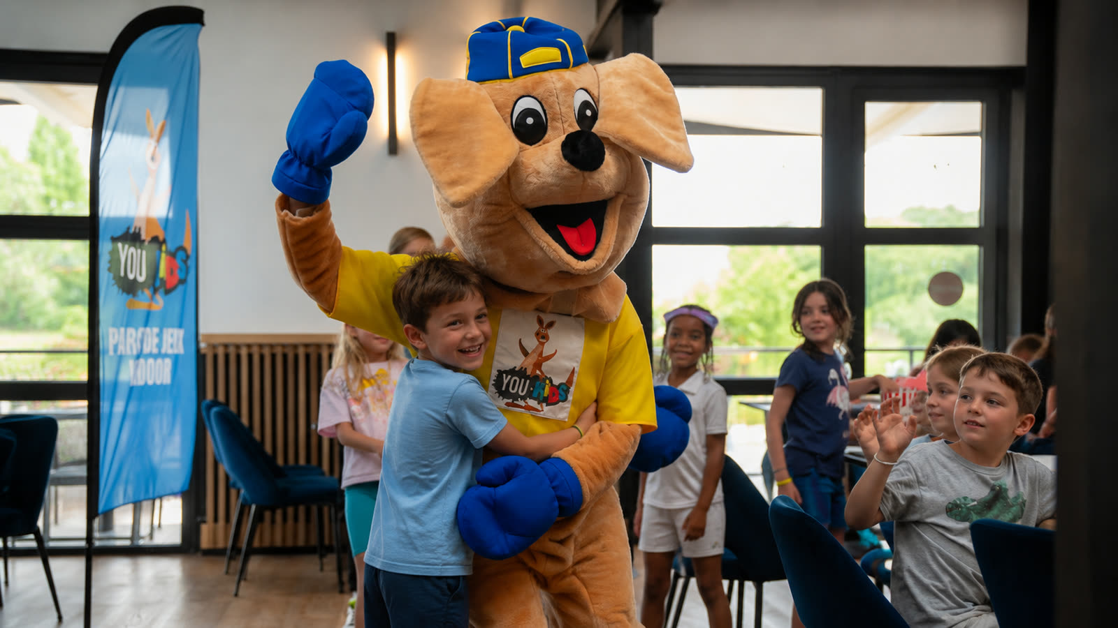 Accueil des enfants et des invités par la mascotte You Kids