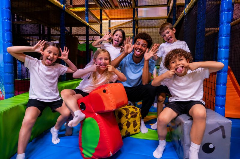 Animateur avec un groupe d'enfants chez You Kids Thiverval Liberty