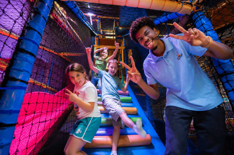 Enfants souriants pendant une sortie groupe chez You Kids Thiverval Liberty