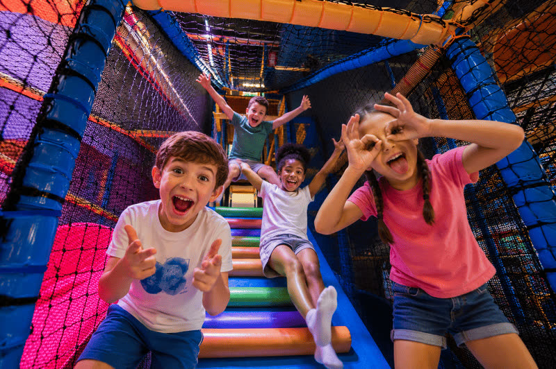 Groupe d'enfants dans la structure de jeux
