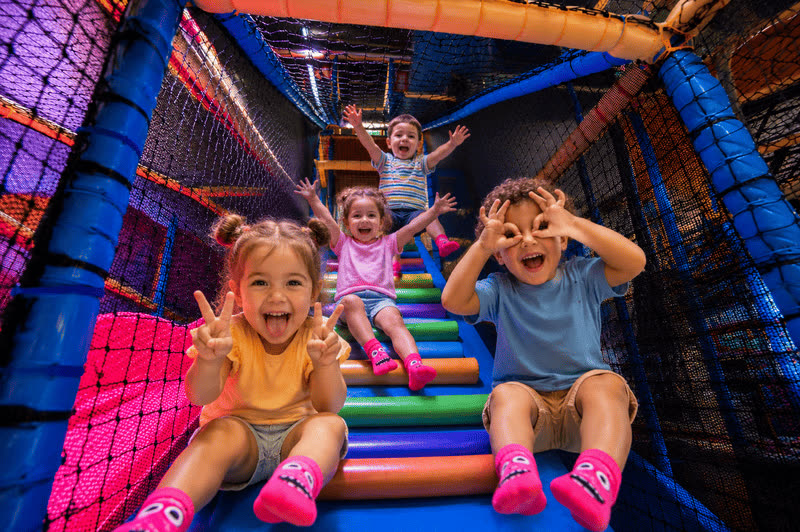 Groupe d'enfants jouant ensemble dans le parc You Kids Thiverval Liberty