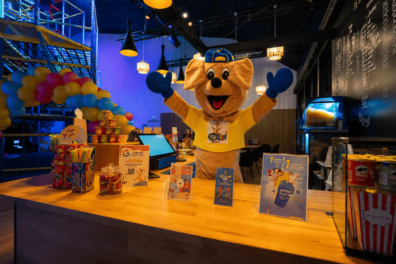 Mascotte You Kids au comptoir snack du parc de Thiverval Liberty