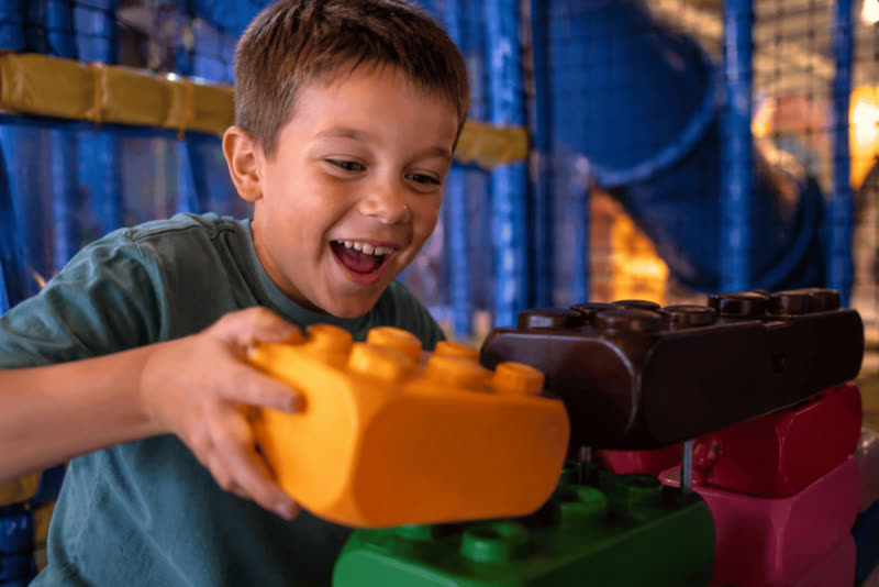 Enfant empilant des Lego géants chez You Kids Thiverval Liberty