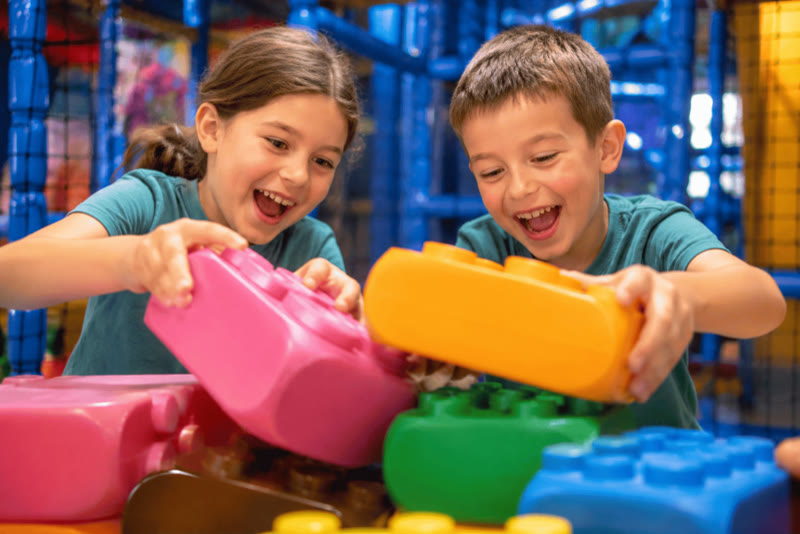 Enfants construisant ensemble avec les Lego Géants chez You Kids Thiverval Liberty