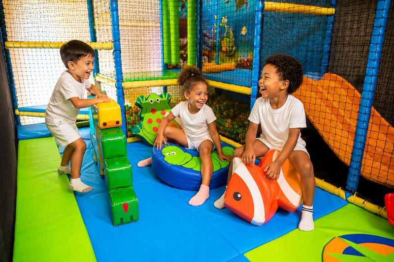 Tout-petit jouant dans l'espace bambin de You Kids Thiverval Liberty