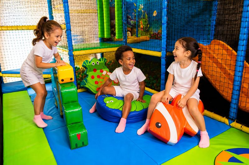 Espace de jeux sécurisé pour enfants chez You Kids Thiverval Liberty