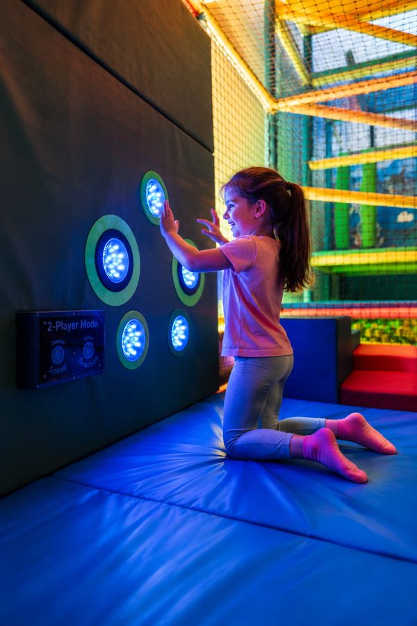Enfant jouant sur le mur interactif chez You Kids Thiverval Liberty