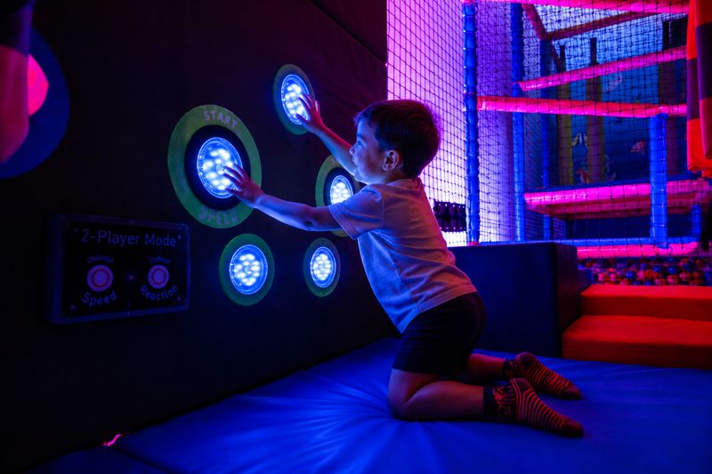Enfant face aux cibles lumineuses