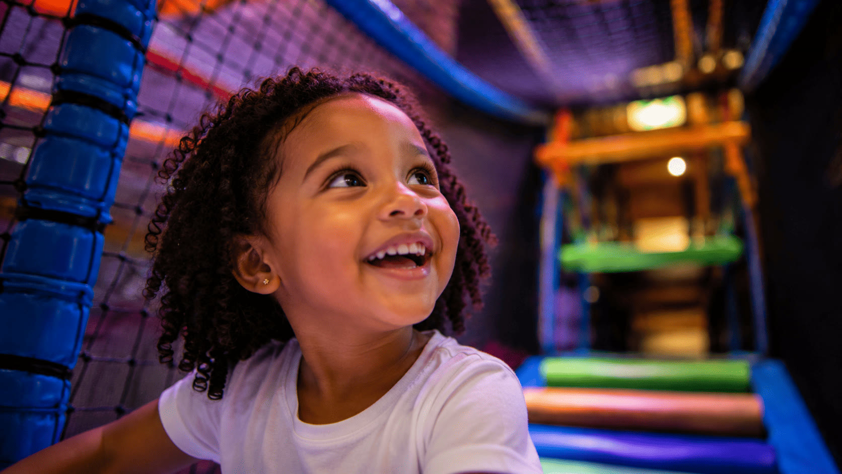 Petite fille émerveillée dans le parc de jeux indoor You Kids Thiverval Liberty