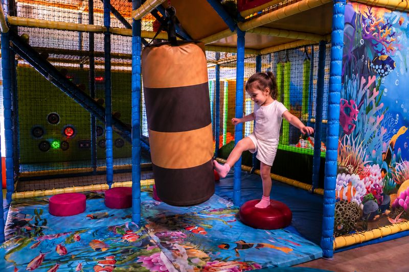 Enfant jouant près du sac de frappe You Kids
