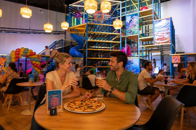 Parents partageant une pause au snack chez You Kids Thiverval Liberty