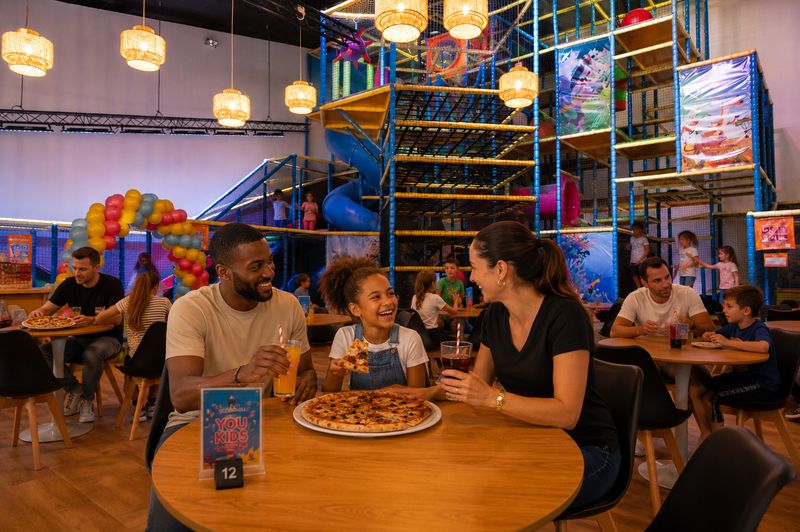Famille installée dans l'espace snack de You Kids Thiverval Liberty