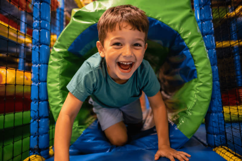 Enfant dans le tunnel de la structure de jeux